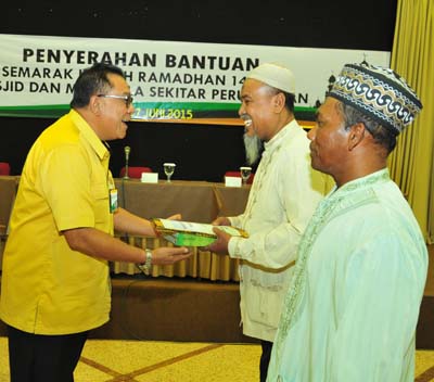 Dirut SDM & Umum PT Petrokimia Gresik, Irwansyah Membagikan bantuan secara simbolis kepada takmir masjid.