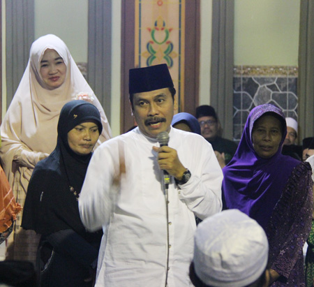 M Qosim saat menghadiri Haul keluarga Samwil di Golokan Sidayu. Qosim resmi dicalonkan Partai Demokrat sebagai Wakil Bupati berpasangan dengan Calon Bupati Sambari Halim Radianto. (9/7). foto: sutikhon/kabargresik