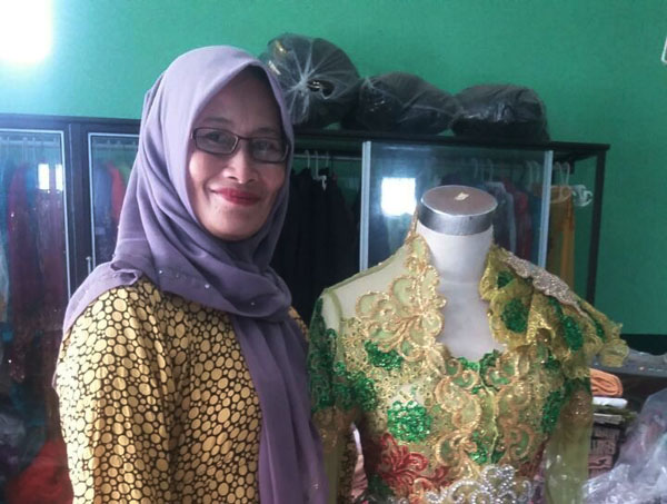 Hayati (46), owner Hayati wedding collection. (foto: Linda)