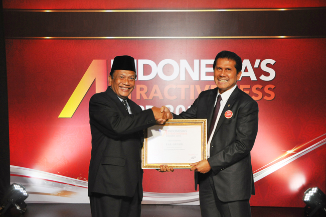 Bupati Gresik Dr. Ir. H. Sambari Halim Radianto,ST.M.Si (kiri) saat menerima penghargaan Indonesia's Attractiveness Award 2016 dari Menpan RB Asman Abnur. Kamis (22/9/2016)