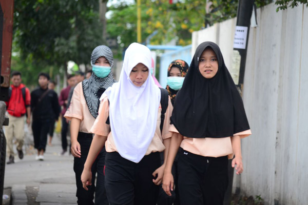 Pekerja dikawasan Manyar Gresik pulang dari tempat kerja, mereka terusik dengan PP 78. (Foto: Aam/kabargresik.com)
