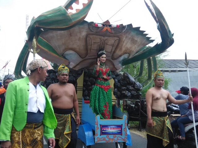 Legenda Yuyu jangkang diangkat oleh peserta karnaval budaya desa Mlirang Bungah Gresik.