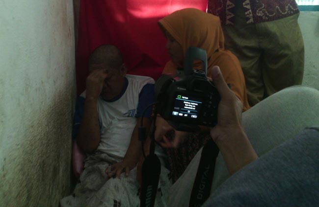 Petugas Rekam Data E-KTP sedang merekam data warga yang mengalami keterbelakangan mental di desa Pangkahkulon Ujungpangkah.