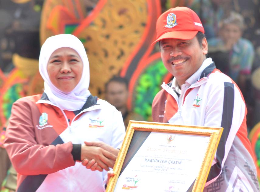 M Qosim saat menerima penghargaan dari gubernur Jawa Timur Khofifah Indar parawansa ada acara peringatan hari olahraga Nasional 2019 di Madura