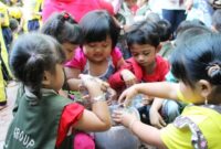 Siswa TK YIMI Gresik belajar menanam di media tanam serabut kelapa/ foto:chidir/kabargresik