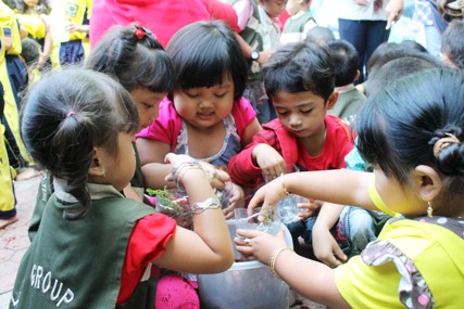 Siswa TK YIMI Gresik belajar menanam di media tanam serabut kelapa/ foto:chidir/kabargresik