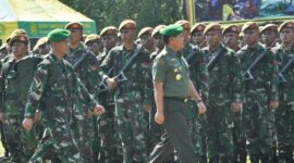 KSAD Jendral TNI Budiman sedang memeriksa pasukan sebelum diterjunkan dalam program TNI Manunggal Memangun desa di Gresik Jawa Timur. (tikon/foto.satuspersen.com)