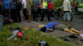 Kecelakaan Di Jalan Betoyo Gresik melibatkan mobil pick up bernopol W 9519 G dan dua sepeda motor diantaranya jenis Supra X bernopol W 2342 MG dan Mio W 3682 KM. 3 Korban tewas di lokasi. (foto facebook.com/Bocah Elexs Sak Deso)