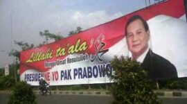 Ratusan Baliho Ukuran Besar Bergambar Probowo Bertebaran Di Sudut Kota Gresik. Tampak foto diambil di depan pintu keluar Tol Manyar Gresik. (kabargresik.com)