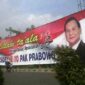 Ratusan Baliho Ukuran Besar Bergambar Probowo Bertebaran Di Sudut Kota Gresik. Tampak foto diambil di depan pintu keluar Tol Manyar Gresik. (kabargresik.com)