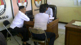 Bupati dan Wakil Bupati Gresik Sambari HR - M Qosim saat berada di Kantor Panwaskab untuk dilakukan klarifikasi. (foto:facebook)