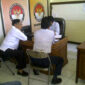 Bupati dan Wakil Bupati Gresik Sambari HR - M Qosim saat berada di Kantor Panwaskab untuk dilakukan klarifikasi. (foto:facebook)