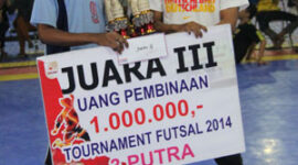 Tim Pedurungan FC  Lamongan Menerima Piala dan Uang Pembinaan dari ketua panitia 3Putra Cup 2014. Minggu (21/9). [foto: sutikhon/kabargresik]