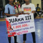 Tim Pedurungan FC  Lamongan Menerima Piala dan Uang Pembinaan dari ketua panitia 3Putra Cup 2014. Minggu (21/9). [foto: sutikhon/kabargresik]