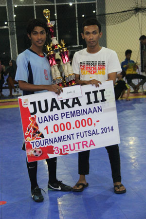 Tim Pedurungan FC  Lamongan Menerima Piala dan Uang Pembinaan dari ketua panitia 3Putra Cup 2014. Minggu (21/9). [foto: sutikhon/kabargresik]