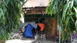 Rumah tersangka DN, Pembunuh 2 siswi MTS Al Fatah Banyuurip. (foto: Sutikhon/kabargresik)