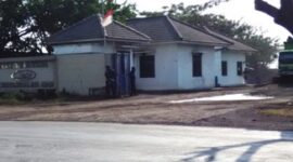 Bandel: Gudang Stokpile yang berada di JL Raya Manyar ini tidak mempunyai izin dan pihal BPMP Kab Gresik sudah memberi larangan untuk beroperasi namun tetap saja beroperasi. (foto:tikon/kabagresik.com)