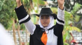 Mayoret Doremi dari Wadeng Sidayu sedang memberikan intruksi kepada anggotanya dalam Ujungpangkah Drumband Open Competition 2014. Doremi menyabet 2 juara sekaligus. (foto: Sutikhon/kabargresik.com)