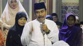 M Qosim saat menghadiri  Haul keluarga Samwil di Golokan Sidayu. Qosim resmi dicalonkan Partai Demokrat  sebagai Wakil Bupati berpasangan dengan Calon Bupati Sambari Halim Radianto. (9/7). foto: sutikhon/kabargresik