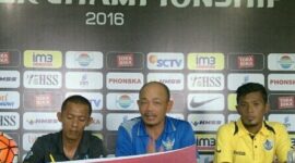 Pelatih Persegres Lestiadi saat Press release di Stadion Petrokimia Gresik, Jumat (6/5/2016) dalam rangka persiapan laga Sabtu Malam. (foto: Efendi/kabargresik)