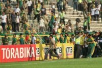 Suporter PS TNI Berlari dengan membawa Pentungan menyerang Ultras mania. (Foto: tikon.kabargresik.com)