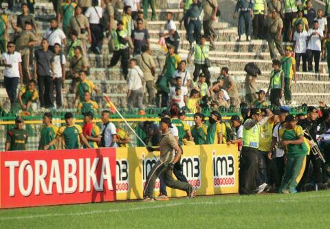 Suporter PS TNI Berlari dengan membawa Pentungan menyerang Ultras mania. (Foto: tikon.kabargresik.com)