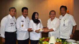 Ketua DPRD Gresik A Hamid memberikan potongan tumpeng Kepada Kepala DPPKAD Gresik, Dr. Yetty Sri Suparyatie. (foto: Humas Pemkab Gresik)
