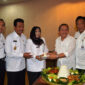 Ketua DPRD Gresik A Hamid memberikan potongan tumpeng Kepada Kepala DPPKAD Gresik, Dr. Yetty Sri Suparyatie. (foto: Humas Pemkab Gresik)