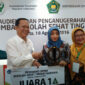 Ketua TP PKK Kabupaten Gresik, Ny. Maria Ulfa Sambari menerima piala dari Dirjen Pendidikan Dasar dan Menengah, Hamid Muhammad.