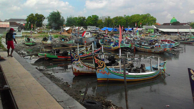 Perahu nelayan Campurejo Panceng berjejer, para neyanan tidak melaut karena angin kencang. (akmal/mg1/kabargresik.com)
