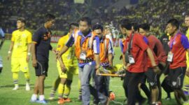 Persegres harus bermain dengan 10 pemain setelah Wismoyo Widhistio harus dilarikan ke rumah sakit akibat berbenturan dengan Dendi Sulistyawan. (Foto: Sutikhon/kabargresik.com)