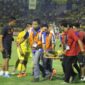 Persegres harus bermain dengan 10 pemain setelah Wismoyo Widhistio harus dilarikan ke rumah sakit akibat berbenturan dengan Dendi Sulistyawan. (Foto: Sutikhon/kabargresik.com)