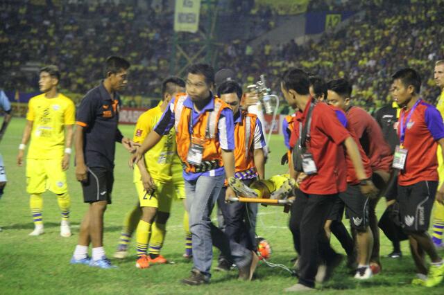 Persegres harus bermain dengan 10 pemain setelah Wismoyo Widhistio harus dilarikan ke rumah sakit akibat berbenturan dengan Dendi Sulistyawan. (Foto: Sutikhon/kabargresik.com)