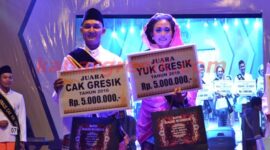 Badik Choiruddin dan Melisa Wulan dinobatkan sebagai Cak dan Yuk 2016. (Foto: Aaam/kabargresik.com)