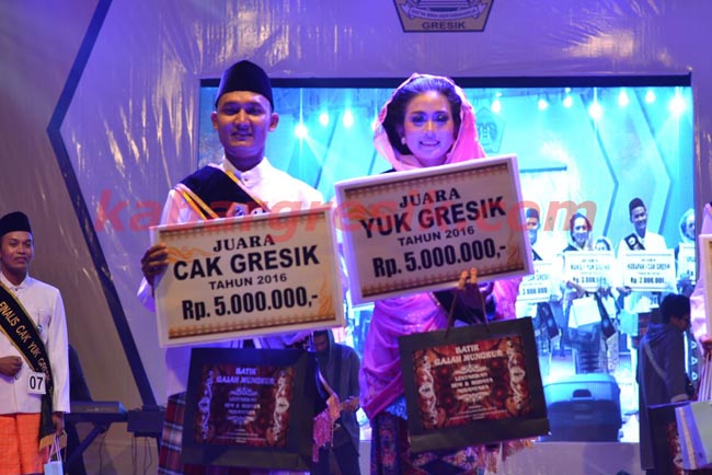 Badik Choiruddin dan Melisa Wulan dinobatkan sebagai Cak dan Yuk 2016. (Foto: Aaam/kabargresik.com)
