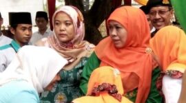 Menteri sosial RI Khofifah Indar Parawansa saat melakukan kunjungan kerja ke Pondok Pesantren Bumi Aswaja di desa Wonokerto Dukun Gresik, Minggu (23/10/2016).