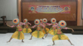 Tari Benter disajikan siswi SMP Semen Gresik di Ajang PSP. (foto: Rudi S/kabargresik.com)