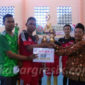 Tim Futsal SMK Maskumambang Dukun menerima tropi dan uang pembinaan dari panitia Pemuda Cup II.