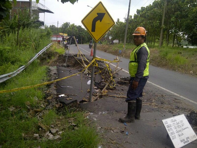 
 Baru Diperbaiki Jalan Tanjung Kedamean Ambles Lagi