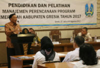 Bupati Gresik Sambari Halim Radianto memberikan arahan kepada peserta Diklat Managemen Perencanaan Program di ruang Argo Lengis Pemkab Gresik, (Kamis, 27/7/2017). (Foto: Humas Pemkab Gresik)