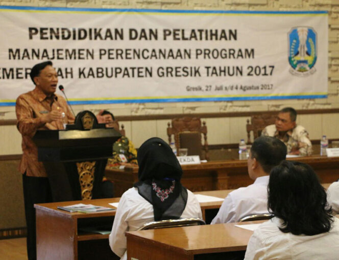 Bupati Gresik Sambari Halim Radianto memberikan arahan kepada peserta Diklat Managemen Perencanaan Program di ruang Argo Lengis Pemkab Gresik, (Kamis, 27/7/2017). (Foto: Humas Pemkab Gresik)
