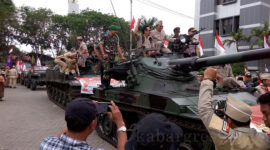 Pimpinan Muspida Kab Gresik naik diatas tank dan melakukan pawai  Perjuangan HUT RI Ke 72 keliling kota Gresik. Jumat (18/8/2017).