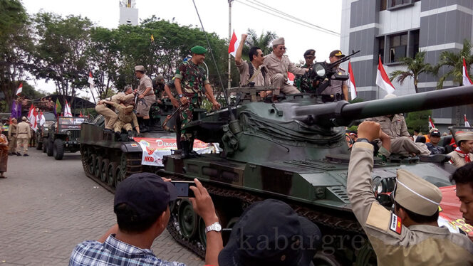 Pimpinan Muspida Kab Gresik naik diatas tank dan melakukan pawai  Perjuangan HUT RI Ke 72 keliling kota Gresik. Jumat (18/8/2017).