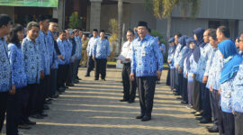 Bupati Gresik, Sambari HR menegur dua Dinas yang karyawannya banyak yang tidak mengikuti upacara hari Senin (18/9/2017)