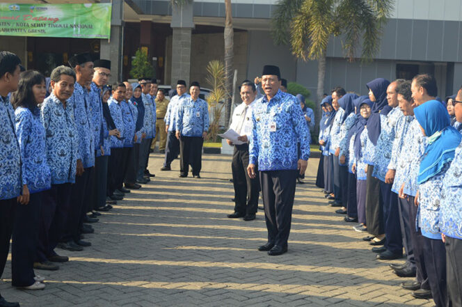 Bupati Gresik, Sambari HR menegur dua Dinas yang karyawannya banyak yang tidak mengikuti upacara hari Senin (18/9/2017)