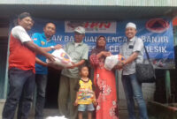 Komunitas Wartawan Gresik (KWG) melakukan bhakti sosial pada korban banjir di Iker-iker geger bersama BPBD Kab Gresik, Jumat (19/1) sebagai rangkaian Hari Pers Nasional 2018.