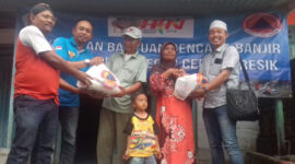 Komunitas Wartawan Gresik (KWG) melakukan bhakti sosial pada korban banjir di Iker-iker geger bersama BPBD Kab Gresik, Jumat (19/1) sebagai rangkaian Hari Pers Nasional 2018.