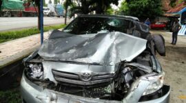 Ringsek :Mobil dinas Wakil ketua DPRD Gresik  Nur Gholib keadaannya rusakparah setelah tabrakan dengan bis Jaya Utama di Rembang (kamis,11/1/2018)