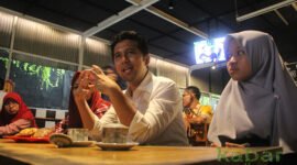 Calon Wakil Gubernur Jatim  nomor urut 1 Emil Elestianto Dardak menyempatkan diri mengunjungi warung kopi yang ada di Jl Panglima Sudirman Gresik menemui kemunitas mahasiswa yang ngopi. Emil berharap mahasiswa tidak menggantungkan ijasahnya saja saat lulul kuliah. Butuh skil enterpreneur untuk bersaing di saman Now. (foto: Sutikhon/kabargresik.com)