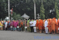Pegawai Pemkab Gresik saat upacara memakai busana khas Gresik dalam rangka HUT Pemkab Gresik ke 44 dan Hari Jadi Kota Gresik ke 531. (foto:Istimewah)